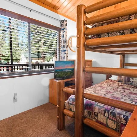 The Cuddle Inn - True Feeling Of A Great Cabin! Beautiful And Homey! Walking Distance To The Lake!